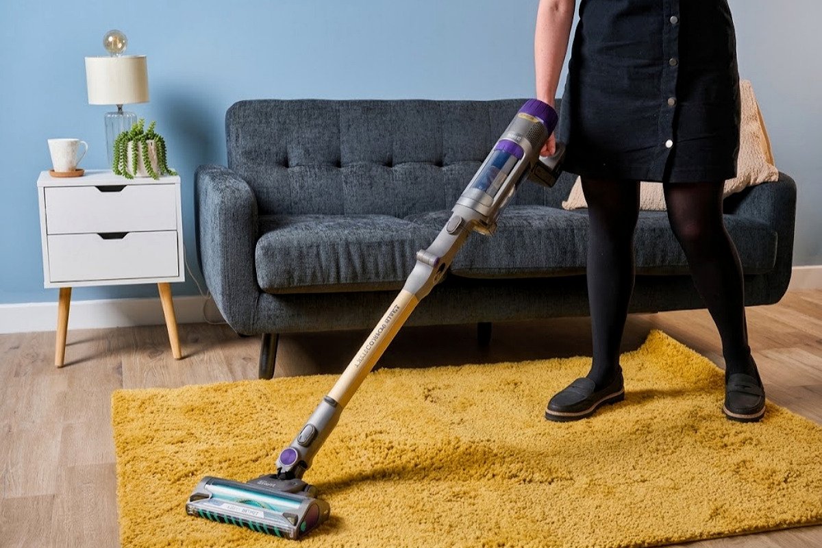 Cordless vacuum with optimized airflow for deep carpet cleaning